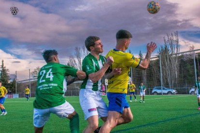 Jugadors de l’Alguaire, en foto d’arxiu, lluitant per una pilota.