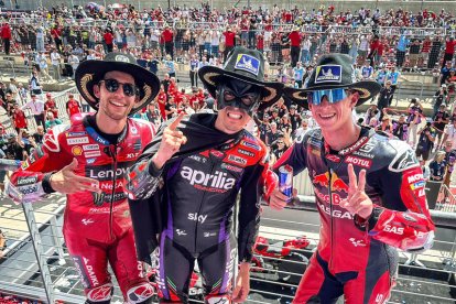 Maverick Viñales celebra el triomf al podi d’Austin al costat de Pedro Acosta i Enea Bastianini.