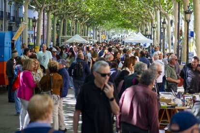 La rambla Ferran, ahir de gom a gom durant l’edició especial del Mercat de la Rambla.