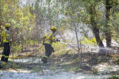 Bombers treballant en l’extinció del foc.