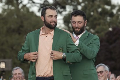 L’espanyol Jon Rahm col·loca la jaqueta verda a Scheffler.