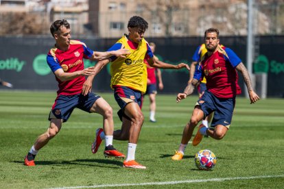 Lamine Yamal condueix la pilota ahir durant l’entrenament.