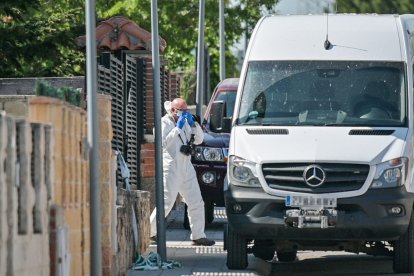 Un agent de criminalística treballa al lloc dels fets.