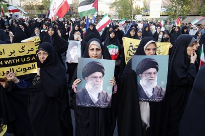 Els iranians participen en una celebració després de l’atac de l’Iran a Israel, a la plaça Palestina, a Teheran.