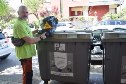 Operaris de la Mancomunitat identifiquen amb adhesius les bosses que investiguen.