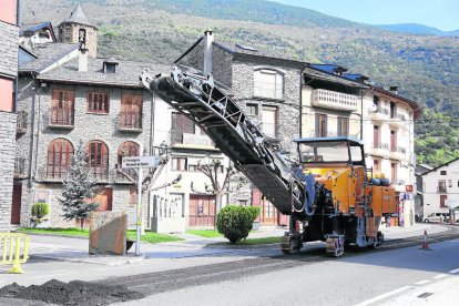 Les obres de reparació del ferm a la travessia urbana de la C-13 a Rialp.