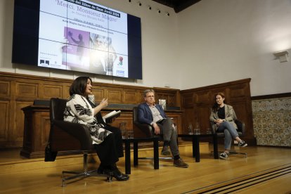 La directora de SEGRE, Anna Sàez; el president de la Diputació, Joan Talarn; i l’autora del llibre, Cristina Mongay, ahir a l’IEI.