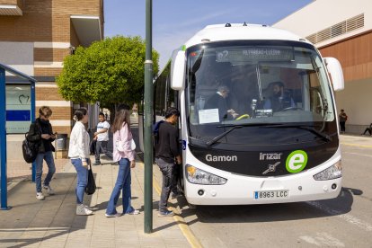 Veïns de Torrefarrera agafant el bus exprés cap a Lleida.