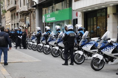 Agents de la Guàrdia Urbana en la tradicional parada del dia de la seua patrona, Santa Cecília.