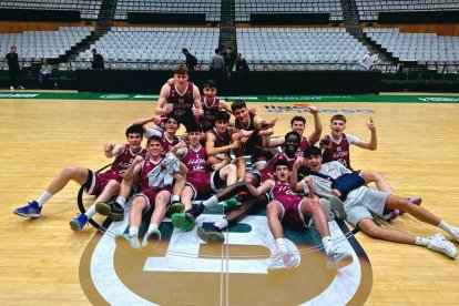 Els jugadors de l’equip júnior del Força Lleida, celebrant la victòria a la pista del Joventut.