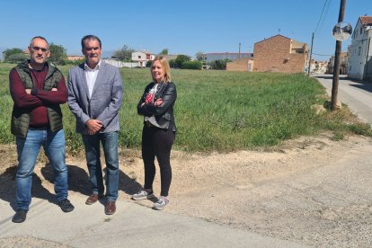 L’alcalde, Andreu Balagué, amb els regidors Maite Galitó i Albert Boronat, davant dels terrenys.