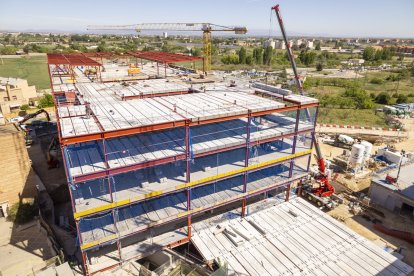 Vista de les obres del nou edifici de consultes externes des de la coberta de l’Arnau, a l’esquerra, i des de l’avinguda de Pinyana.