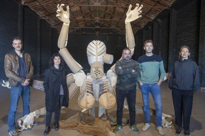 Representants de FiraTàrrega i Escola Ondara posen amb una falla, obra de Jordi Claramunt.