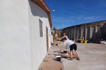 Els voluntaris, durant els treballs per rehabilitar l’antic escorxador de la capital.