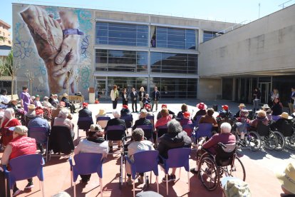 Jordi Latorre i Carles Campuzano van homenatjar Benet i Jornet davant de desenes d’usuaris del centre.