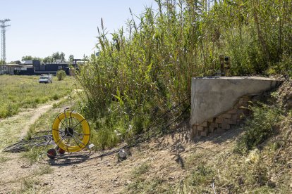 Un equip de tècnics treballa de manera contínua des d’ahir al matí per reparar l’avaria.