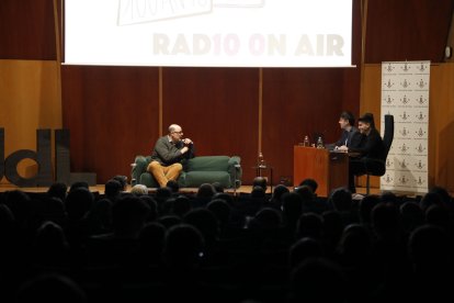 Jordi Basté, de RAC1, durant la ponència davant d’una atapeïda sala d’actes del Rectorat de la UdL.