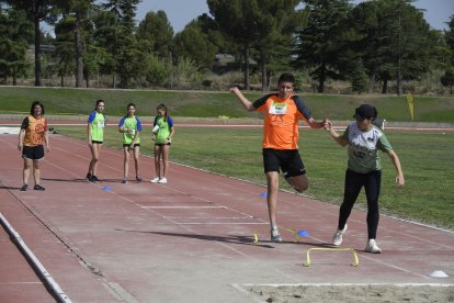 Un participant amb diversitat funcional és ajudat per una voluntària en l’edició de l’any passat.