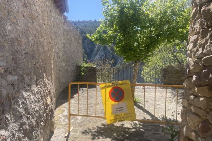 L’ajuntament ha tallat l’accés a una plaça per precaució.