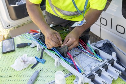 Els treballs per reparar els cables de fibra òptica danyats.