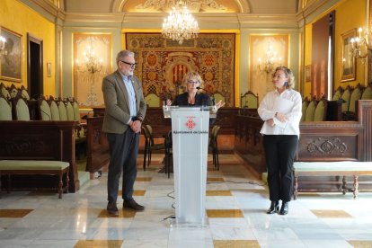 Fèlix Larrosa, Paquita Sanvicén i Pilar Bosch, ahir a la Paeria.