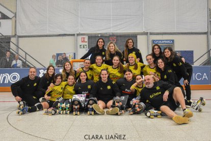 Les jugadores del primer equip del Vila-sana van posar amb les del Fem15 després del partit d’ahir.