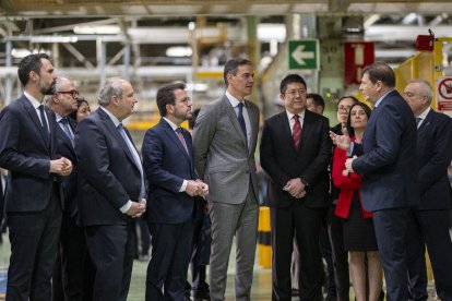 Aragonès i Sánchez visitant ahir amb representants d’Ebro i Chery la factoria.