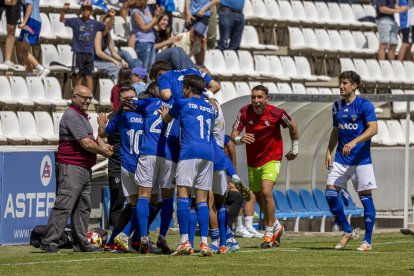 Els jugadors del Lleida celebren un gol diumenge passat.