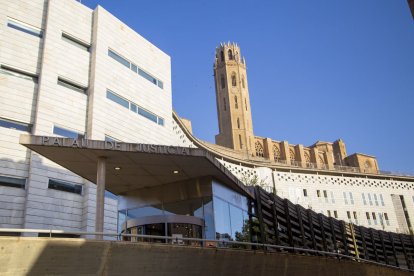 Vista de l’entrada a l’Audiència de Lleida.