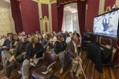 L’acte de reconeixement a Teresa Salat va tenir lloc a la sala de plens de la Paeria.