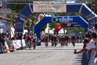 Moment de l’arribada de la prova a la meta situada a Gimenells.