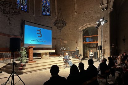 L’escriptor lleidatà Josep Vallverdú va rebre ahir el Premi d’Honor en la Nit de la Cultura de Balaguer.