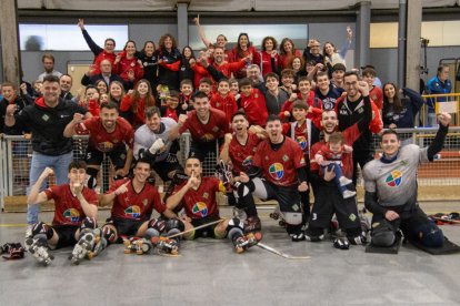 Els jugadors van posar al final del partit amb alguns dels aficionats que es van desplaçar.