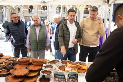 El candidat del PNB, Imanol Pradales, va aprofitar la jornada de reflexió per anar al mercat.