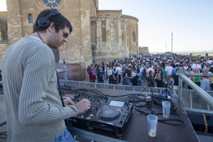 Un moment de l’actuació del DJ lleidatà Yung Prado, ahir en una nova edició del festival Algoritmo en la Seu Vella.