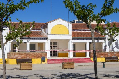 L’escola Antònia Simó, amb la façana escantellada i l’entrada acordonada.