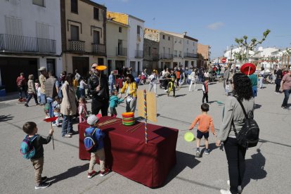 Assistents ahir als tallers de circ d’Improvisto’s a la plaça Mercat de Bellcaire d’Urgell.