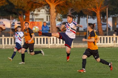 Una acció del partit disputat entre el Gimenells i el Torrefarrera.