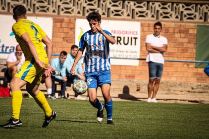 Markel, de l’Artesa de Lleida, encara un oponent.