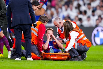 Frenkie de Jong, en el moment d’abandonar el terreny de joc en llitera.