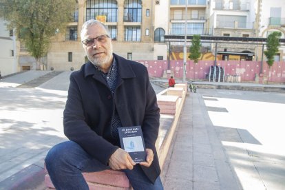 Eduard Ribera amb el llibre a la plaça de les Nacions sense Estat de Tàrrega.