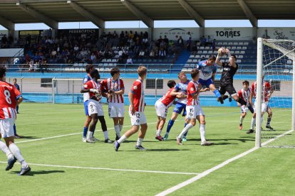 El porter del Girona B atrapa un córner, impedint la rematada a Jordi Ars.