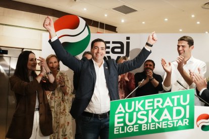 “Ho donaré tot per Euskadi, cada dia” ■ Aclamat per simpatitzants del PNB com a “ari, ari, ari, Pradales Lehendakari”, el candidat a lehendakari, Imanol Pradales, que justament ahir va celebrar el seu 49 aniversari, va assegurar que ho don ...