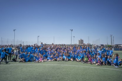 Les jugadores i molts nens de la base celebren al centre del camp la consecució del play-off.