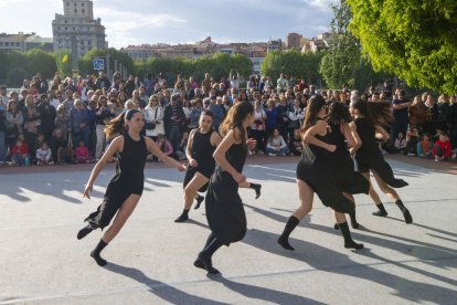 Nombrós públic va gaudir de l’actuació de les escoles de dansa.