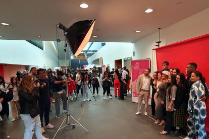 Photocall al vestíbul de la Llotja amb joves protagonistes.