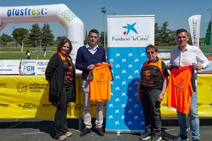 Representants d’Aremi i la Fundació La Caixa, dissabte a les Curses Infantils de Bombers.