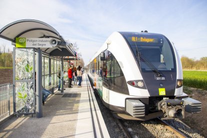 Arribada del tren al baixador del polígon el dia que es va inaugurar.