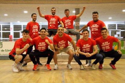 Sito, dempeus a la dreta, amb alguns dels seus jugadors diumenge en la celebració de l’ascens.