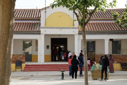 Alumnes d’educació infantil ahir entrant a les aules després d’assegurar la zona del despreniment.